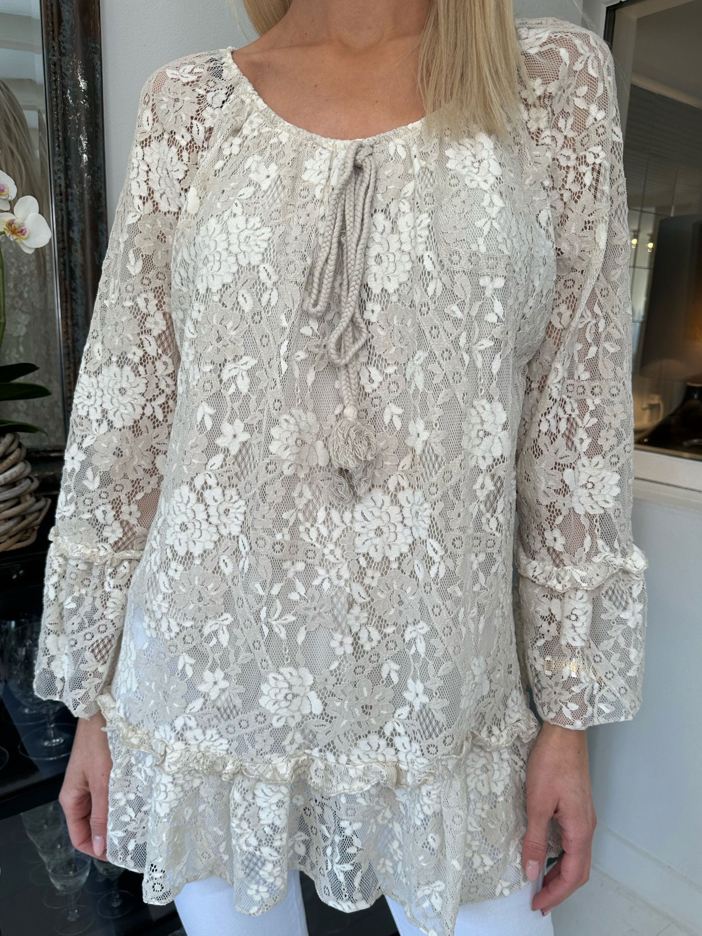 Trille - Söt spetstunika med volangkant